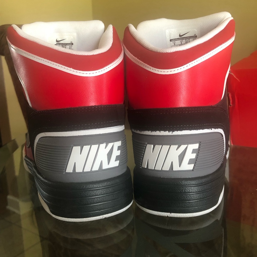 Nike - Picture 3 of 3